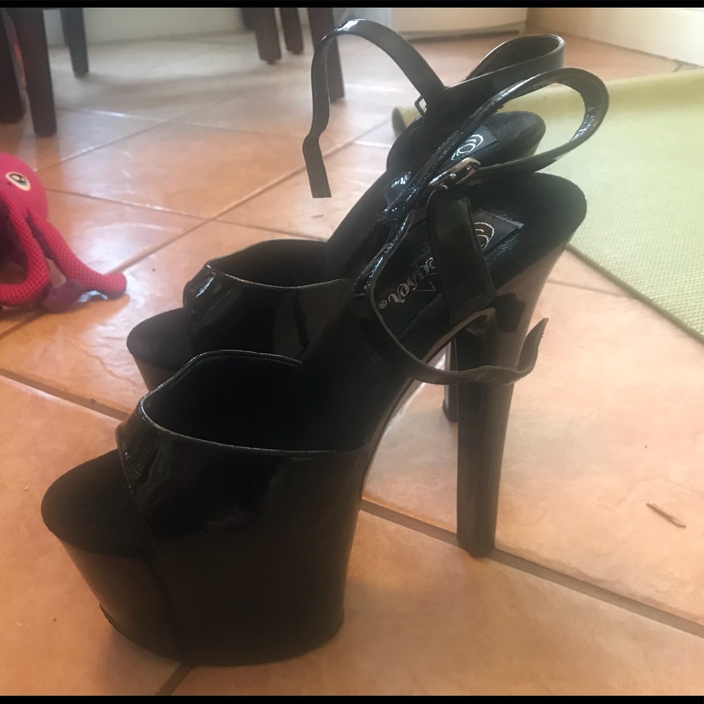 Size 7, 7” heels pleasers